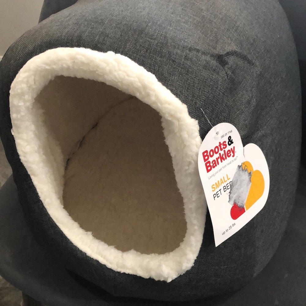 New with tags Boots and Barkley pet bed